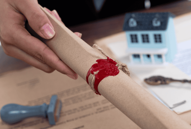 Nachhaltiger Postversand mit Briefumschlag und Siegel, symbolisch für rechtskräftige Dokumente.