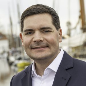 Rechtsanwalt im Agrarrecht mit Fokus auf landwirtschaftliche Verträge und Fördermittel, kompetent und vertrauenswürdig.